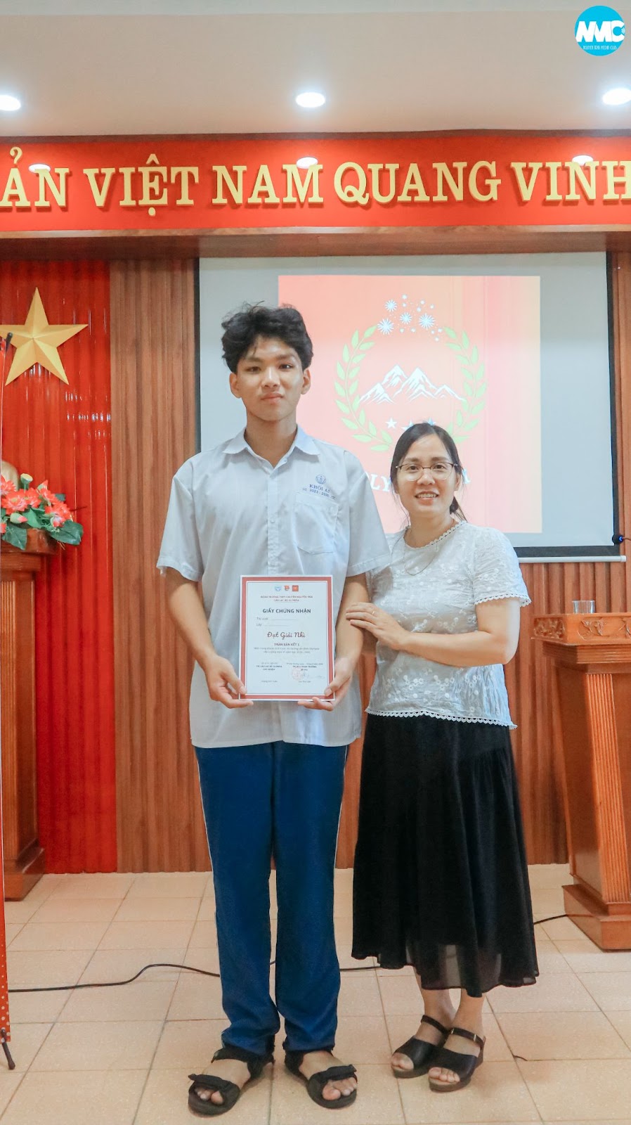 Nhấn để phóng to